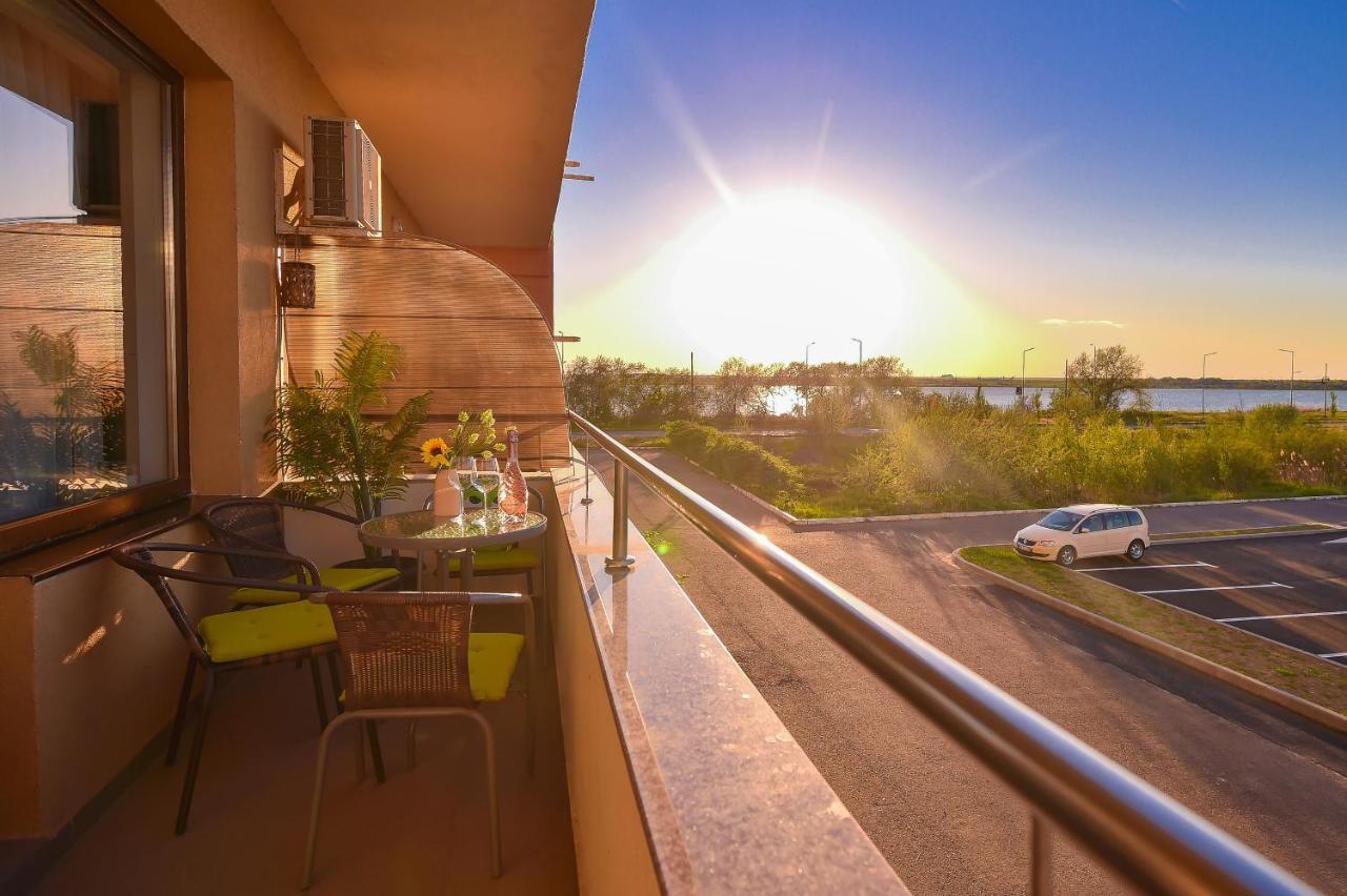 Apartment Summerland Mamaia Exteriör bild